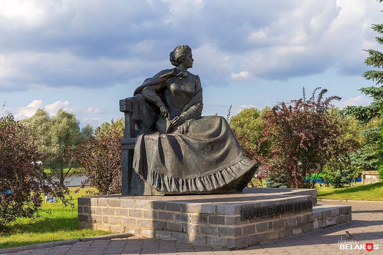 Памятник   поэтессе  Алоизе Пашкевич (Тётке) 