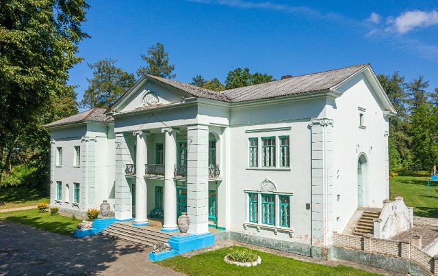 Комплекс бывшей усадьбы  "Альбертин": усадебный дом, два флигеля, конюшня, ворота, парк 